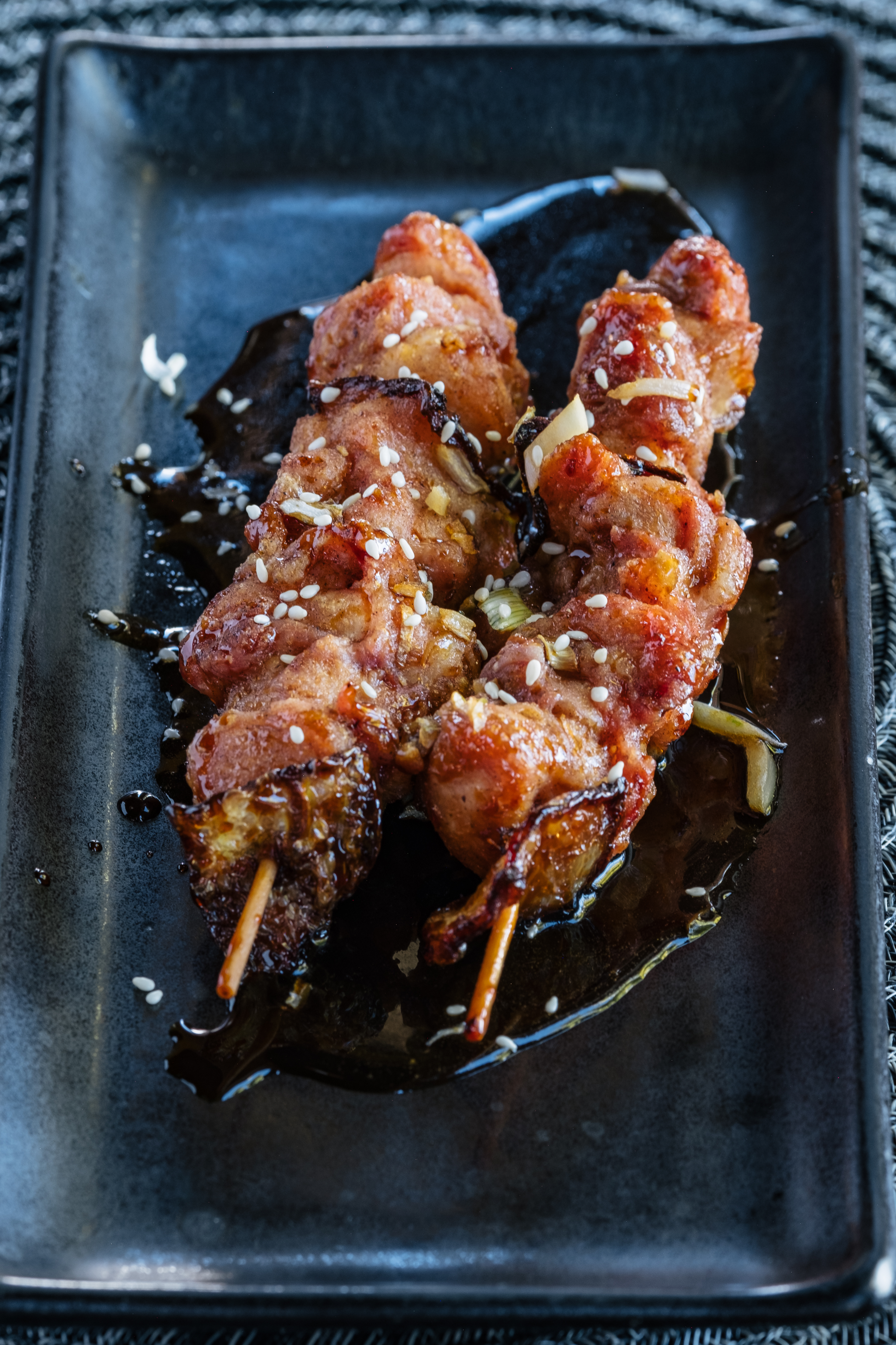 Plato de brochetas en LiDu Garden