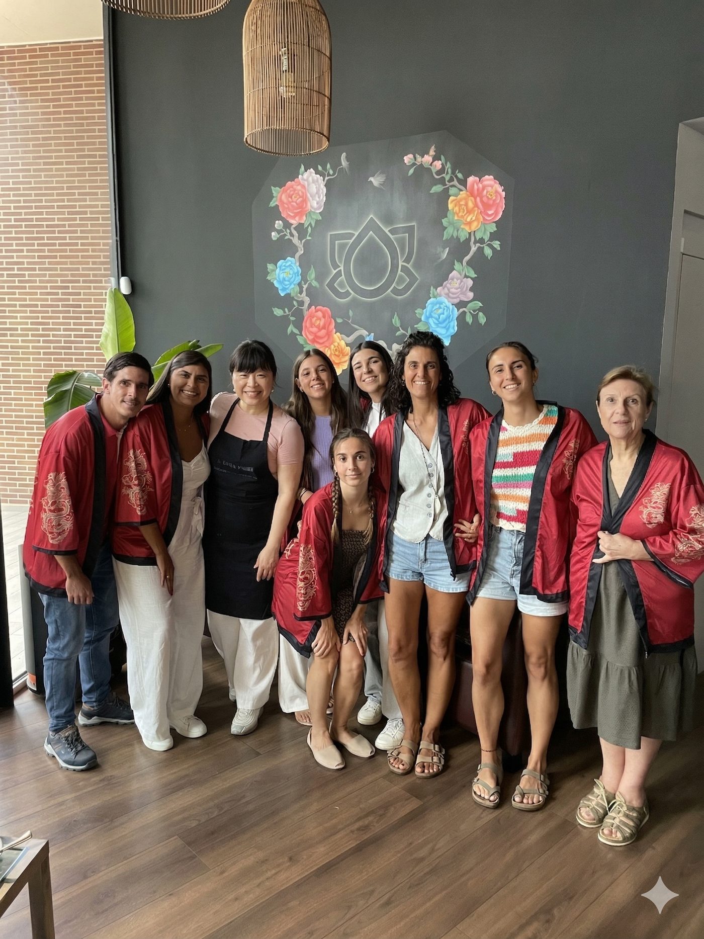 Grupo disfrutando el taller de sushi en LiDu Garden